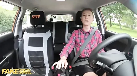 Den vackra körläraren tar tag i den nya elevens kuk