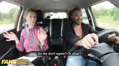 Den vackra körläraren tar tag i den nya elevens kuk