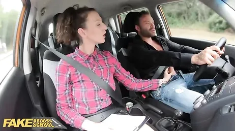 Den vackra körläraren tar tag i den nya elevens kuk