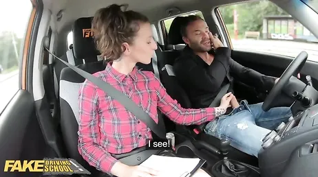 Den vackra körläraren tar tag i den nya elevens kuk