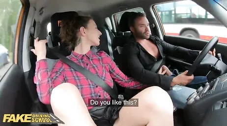 Den vackra körläraren tar tag i den nya elevens kuk