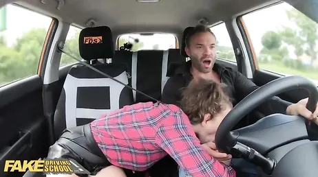 Den vackra körläraren tar tag i den nya elevens kuk