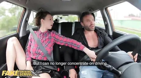 Den vackra körläraren tar tag i den nya elevens kuk