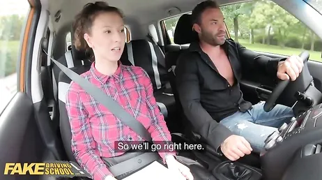 Den vackra körläraren tar tag i den nya elevens kuk