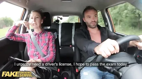 Den vackra körläraren tar tag i den nya elevens kuk