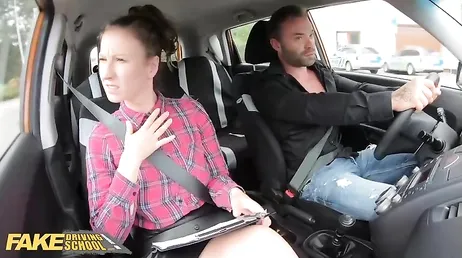 Den vackra körläraren tar tag i den nya elevens kuk