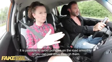 Den vackra körläraren tar tag i den nya elevens kuk