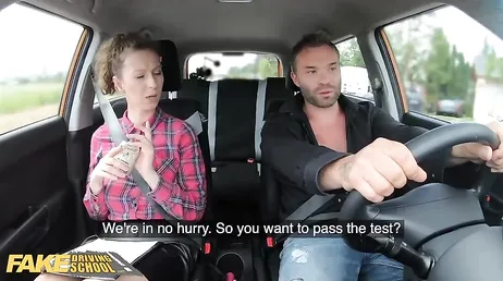 Den vackra körläraren tar tag i den nya elevens kuk