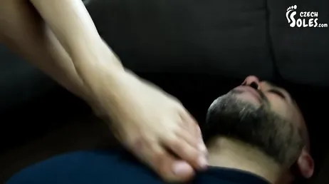 Entrevista de trabajo con un hombre vicioso fetichista de pies femeninos