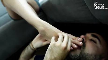 Entrevista de trabajo con un hombre vicioso fetichista de pies femeninos