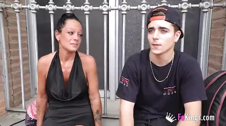 Den spanska modellen Aura Rodriguez uppfyller en students fantasi... och sin egen.