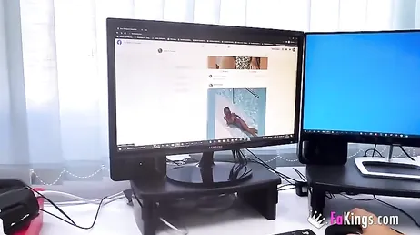 Den spanska modellen Aura Rodriguez uppfyller en students fantasi... och sin egen.