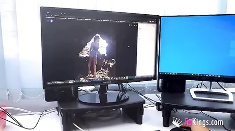 Den spanska modellen Aura Rodriguez uppfyller en students fantasi... och sin egen.