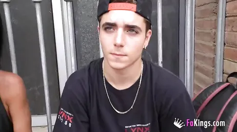 Den spanska modellen Aura Rodriguez uppfyller en students fantasi... och sin egen.