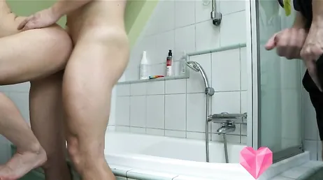 Cuckold pojkvän njuter av att se sin vackra flickvän ge av och knulla en annan man