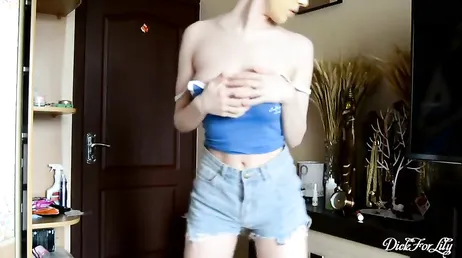 Ze komt geil en opgewonden thuis van de sportschool en heeft zin om via videochat te masturberen.