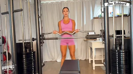 Gyminstruktören trycker sin fitta i hans ansikte medan han gör bröstövningar!