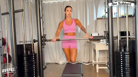 Gyminstruktören trycker sin fitta i hans ansikte medan han gör bröstövningar!