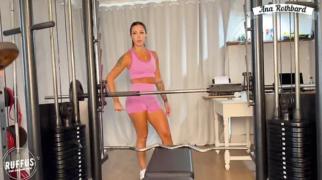 Gyminstruktören trycker sin fitta i hans ansikte medan han gör bröstövningar!