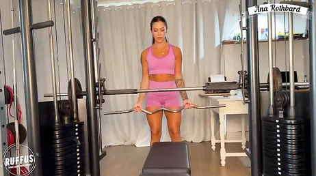 Gyminstruktören trycker sin fitta i hans ansikte medan han gör bröstövningar!