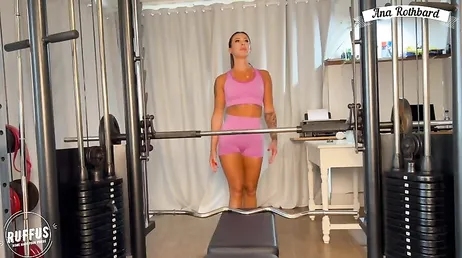 Gyminstruktören trycker sin fitta i hans ansikte medan han gör bröstövningar!