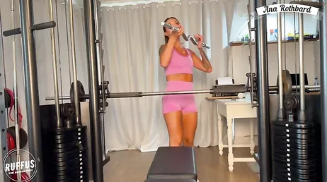 Gyminstruktören trycker sin fitta i hans ansikte medan han gör bröstövningar!