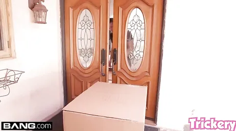 Ze betrapt haar stiefbroer terwijl hij masturbeert met seksspeeltjes... hij krijgt wat hij verdient.