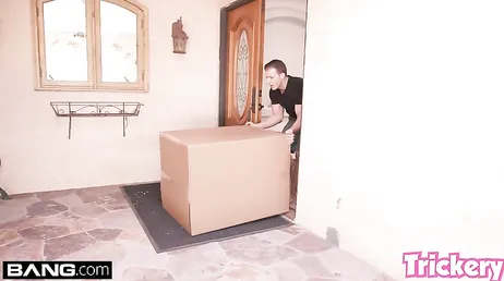 Ze betrapt haar stiefbroer terwijl hij masturbeert met seksspeeltjes... hij krijgt wat hij verdient.