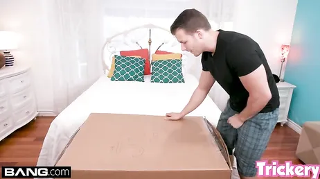 Ze betrapt haar stiefbroer terwijl hij masturbeert met seksspeeltjes... hij krijgt wat hij verdient.