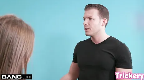 Ze betrapt haar stiefbroer terwijl hij masturbeert met seksspeeltjes... hij krijgt wat hij verdient.