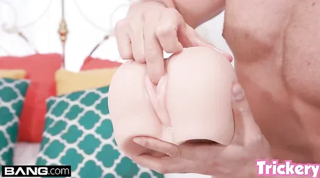 Ze betrapt haar stiefbroer terwijl hij masturbeert met seksspeeltjes... hij krijgt wat hij verdient.