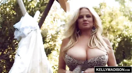 A linda e solitária vaqueira de seios fartos transa com um estranho.