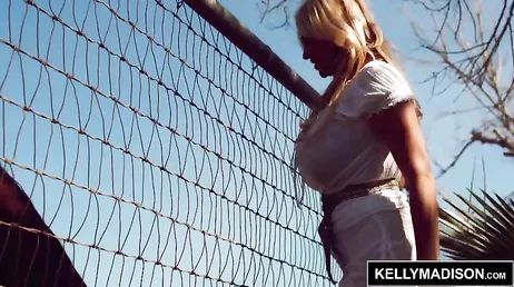 A linda e solitária vaqueira de seios fartos transa com um estranho.