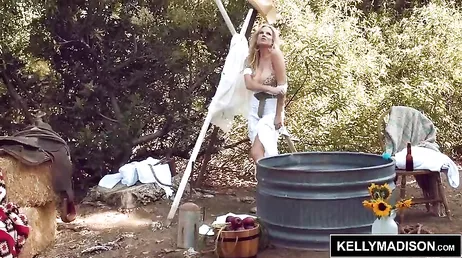 A linda e solitária vaqueira de seios fartos transa com um estranho.