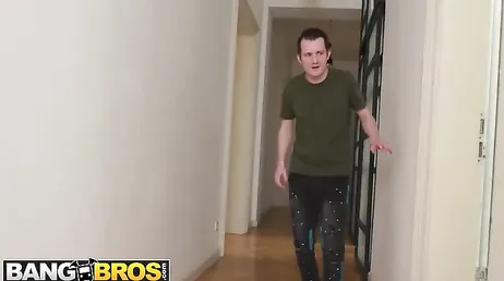 Espia a su madrastra dándose una ducha: menudas tetas ricas que tiene