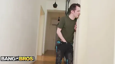 Espia a su madrastra dándose una ducha: menudas tetas ricas que tiene