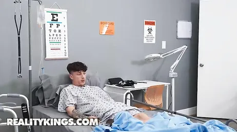 La guapa enfermera argentina se moria de ganas por follarse al paciente