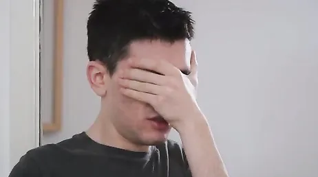 Mijn stiefmoeder vraagt me om een foto van haar te maken met mijn mobiele telefoon: ze heeft zulke grote borsten.