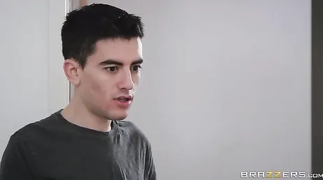 Mijn stiefmoeder vraagt me om een foto van haar te maken met mijn mobiele telefoon: ze heeft zulke grote borsten.