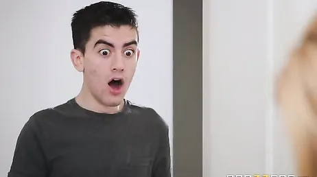 Mijn stiefmoeder vraagt me om een foto van haar te maken met mijn mobiele telefoon: ze heeft zulke grote borsten.