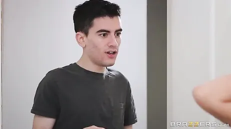 Mijn stiefmoeder vraagt me om een foto van haar te maken met mijn mobiele telefoon: ze heeft zulke grote borsten.