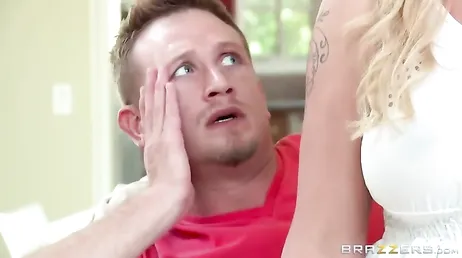 Mijn stiefmoeder houdt zich niet langer in: ze gaat bovenop me zitten terwijl we tv kijken.