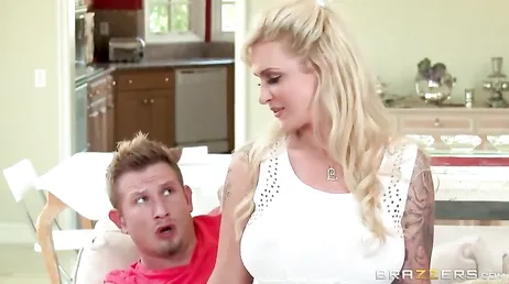 Mijn stiefmoeder houdt zich niet langer in: ze gaat bovenop me zitten terwijl we tv kijken.