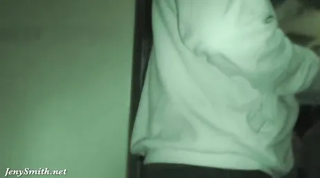 Een sexy, rijpe exhibitioniste loopt 's nachts rond met haar billen ontbloot.