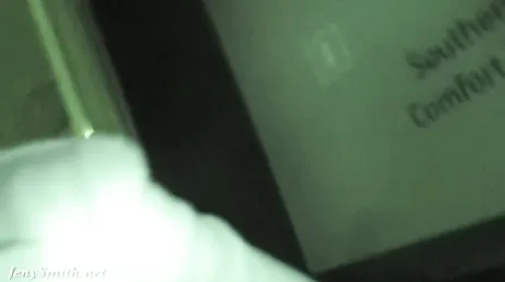 Een sexy, rijpe exhibitioniste loopt 's nachts rond met haar billen ontbloot.