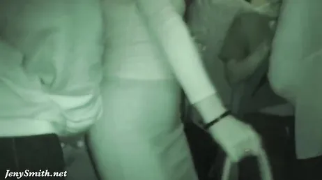 Een sexy, rijpe exhibitioniste loopt 's nachts rond met haar billen ontbloot.