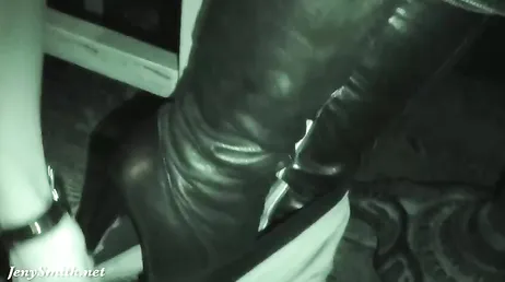 Een sexy, rijpe exhibitioniste loopt 's nachts rond met haar billen ontbloot.