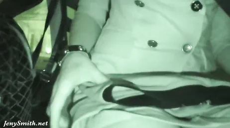 Een sexy, rijpe exhibitioniste loopt 's nachts rond met haar billen ontbloot.