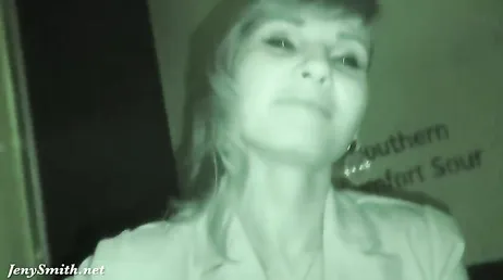 Een sexy, rijpe exhibitioniste loopt 's nachts rond met haar billen ontbloot.