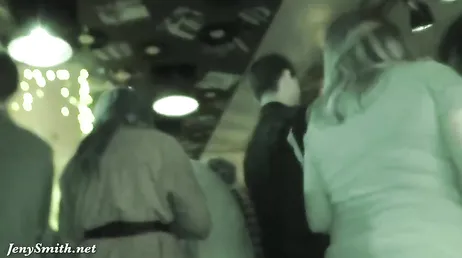 Een sexy, rijpe exhibitioniste loopt 's nachts rond met haar billen ontbloot.